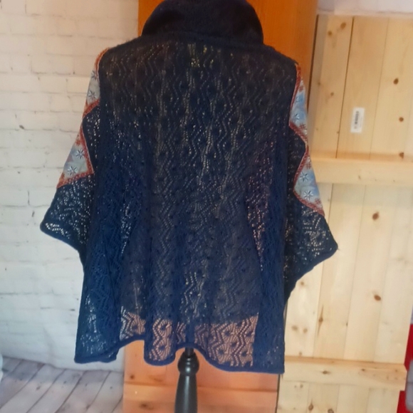 MISSY ROBERTSON BY SOUTHERN FASHION HOUSE CROCHETED NAVY BLUE PONCHO PATCHES EUC - Picture 5 of 6